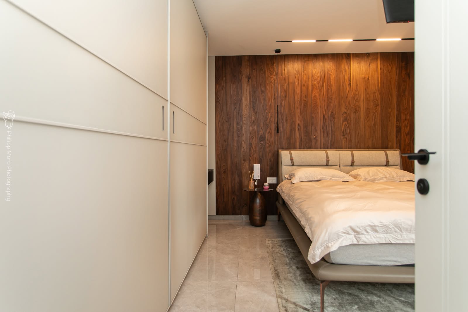 חדר השינה, קיר אגוז מלא
